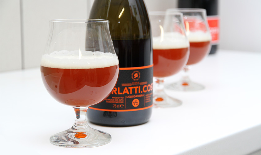 primo piano di calice e bottiglia, birre artigianali Friulane